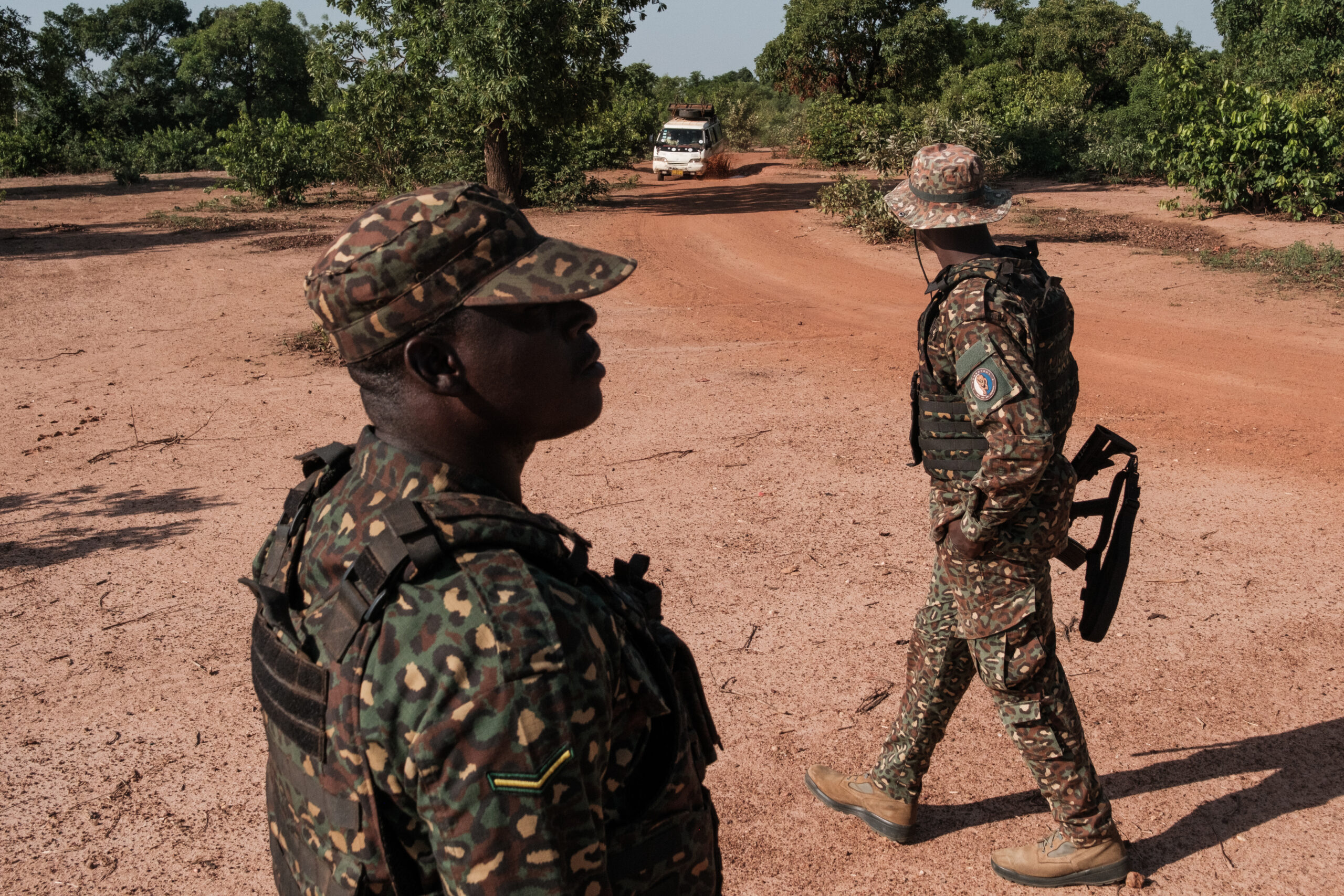 Agents d'immigració ghanesos inspeccionen vehicles al pas fronterer de Gwollu, entre Ghana i Burkina Faso (fotografia: Guy Peterson / The Washington Post).