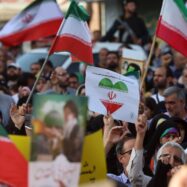 El règim iranià, tocat però no enfonsat, apunta contra els Estats Units i el món