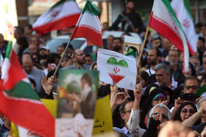 El règim iranià, tocat però no enfonsat, apunta contra els Estats Units i el món