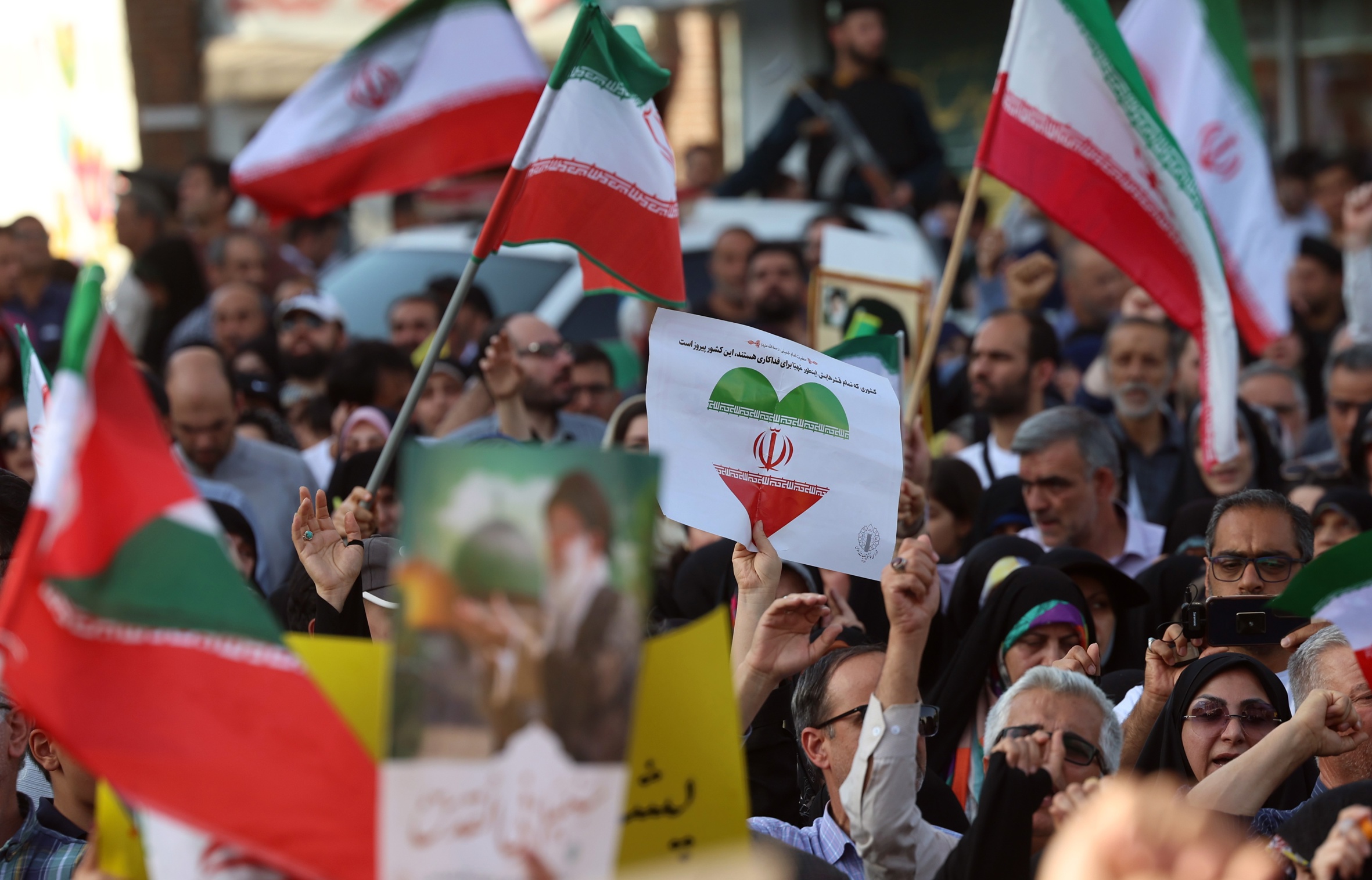 Ciutadans iranians es manifesten per rebutjar els atacs israelians i nord-americans contra l'Iran a Teheran, abans-d'ahir (fotografia: Abedin Taherkenareh/Efe).