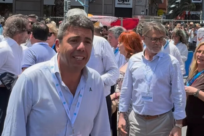 Mazón assisteix per sorpresa a la mascletada de les Fogueres d’Alacant i és rebut amb crits de dimissió