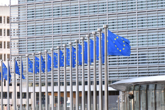 La UE sacrifica la taxa a les ‘big tech’ i paga el doble