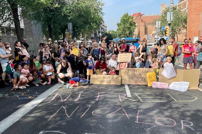 Temperatura insuportable a la bressol Alchemika: les famílies denuncien la inacció de l’Ajuntament de Barcelona