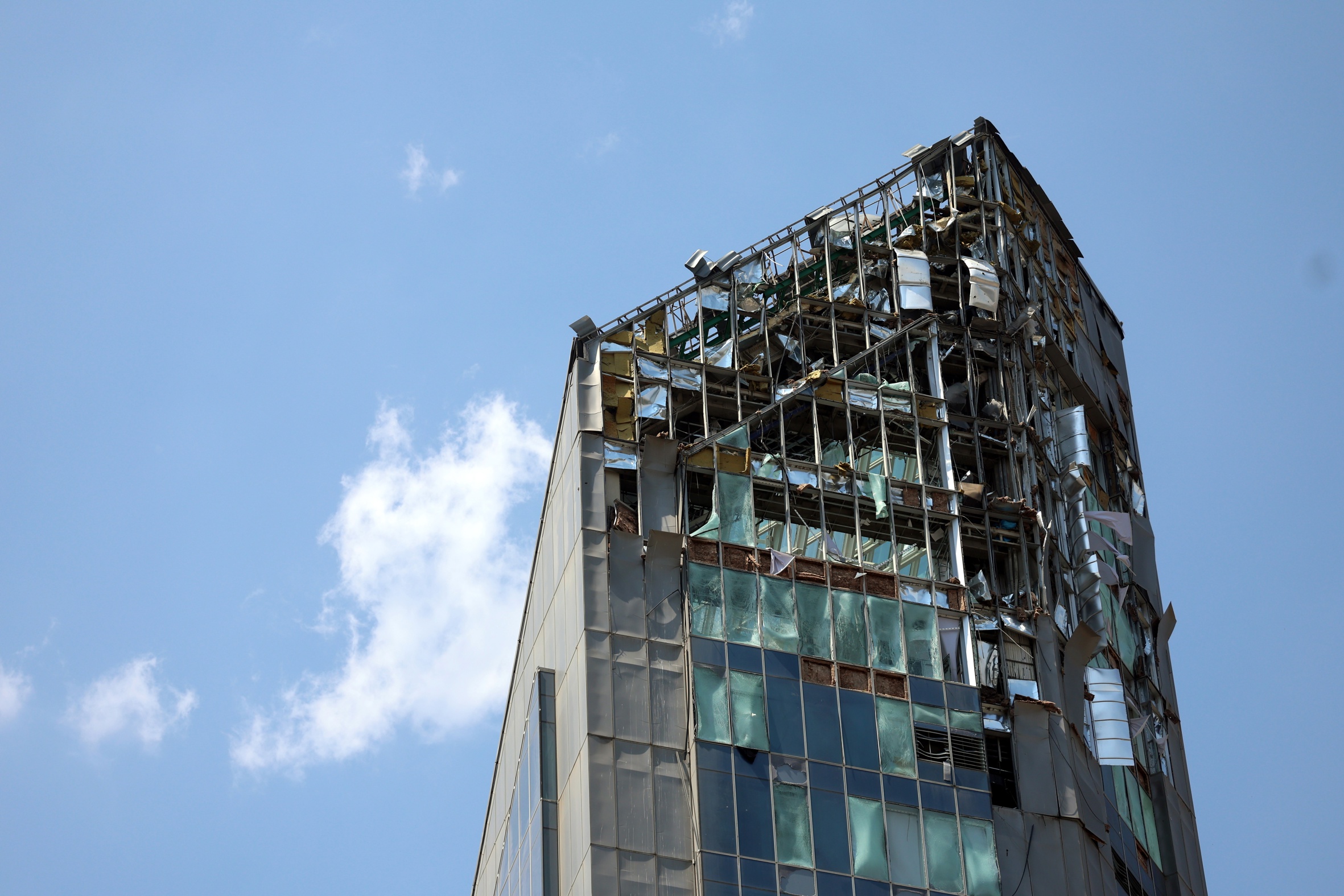 Detall d'un gratacel malmès al nord de Teheran en l'atac israelià d'abans-d'ahir a la matinada (fotografia: Abedin Taherkenareh/Efe).