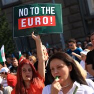 “Ara ens va malament, però amb l’euro ens anirà pitjor”: per què la meitat dels búlgars no vol la moneda única?