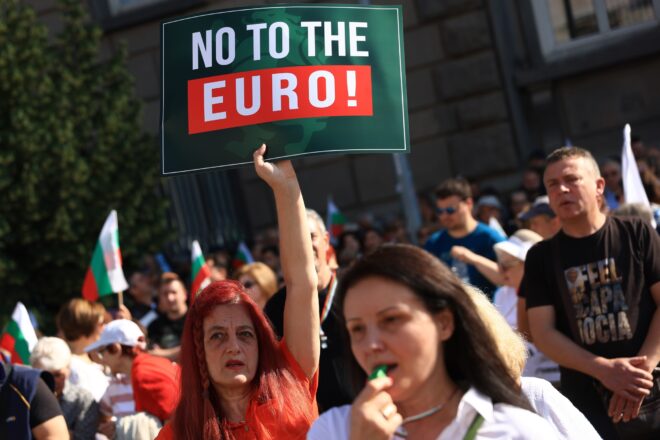 “Ara ens va malament, però amb l’euro ens anirà pitjor”: per què la meitat dels búlgars no vol la moneda única?