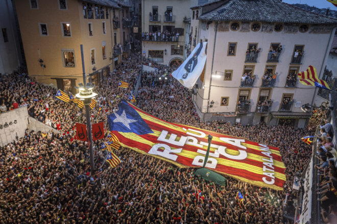 Estelada gegant i una pancarta de Felipe VI cap per avall a la Patum de Berga