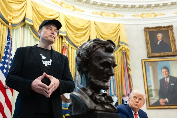 Elon Musk (esquerra) intervé en una conferència de premsa al Despatx Oval de la Casa Blanca amb Donald Trump (dreta), dies abans que el president el critiqués públicament des d'aquesta mateixa cambra (fotografia: Tom Brenner/The Washington Post).