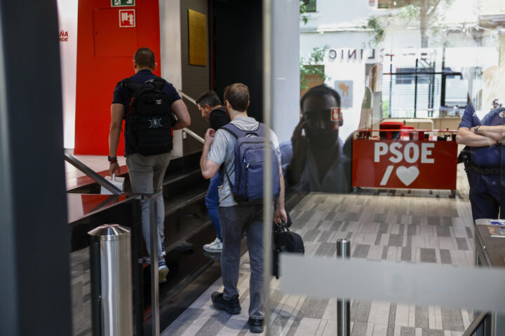 Policia a la seu del PSOE