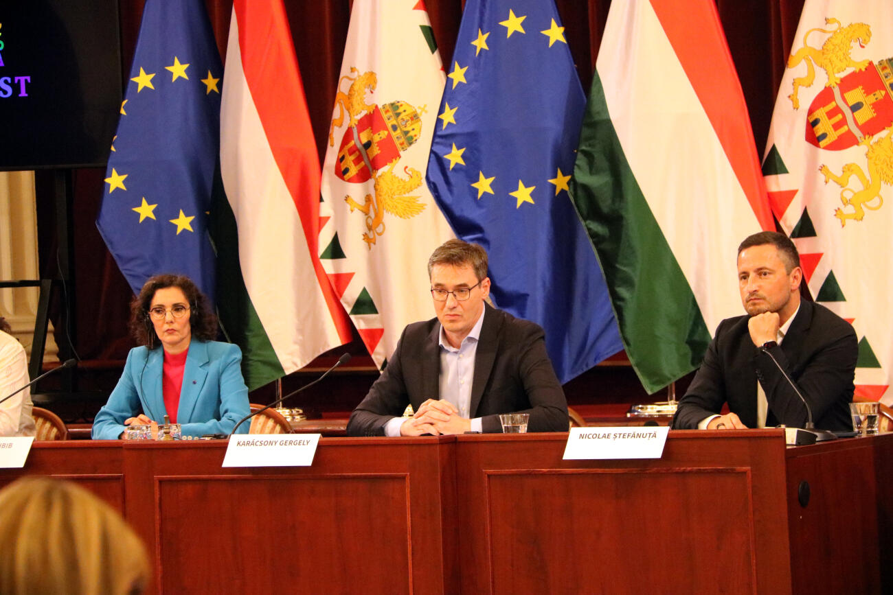 Gergely Karácsony, batlle de Budapest, Hadja Lahbib, comissària europea d'Igualtat, Nicolae Stefanuta, vice-president del Parlament Europeu (fotografia: ACN).