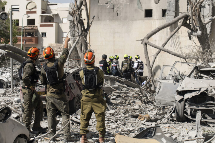 Un grup de bombers inspecciona els danys d'un atac iranià contra un edifici residencial a Beerxeba, al sud d'Israel, ahir (fotografia: Magda Gibelli/Efe).