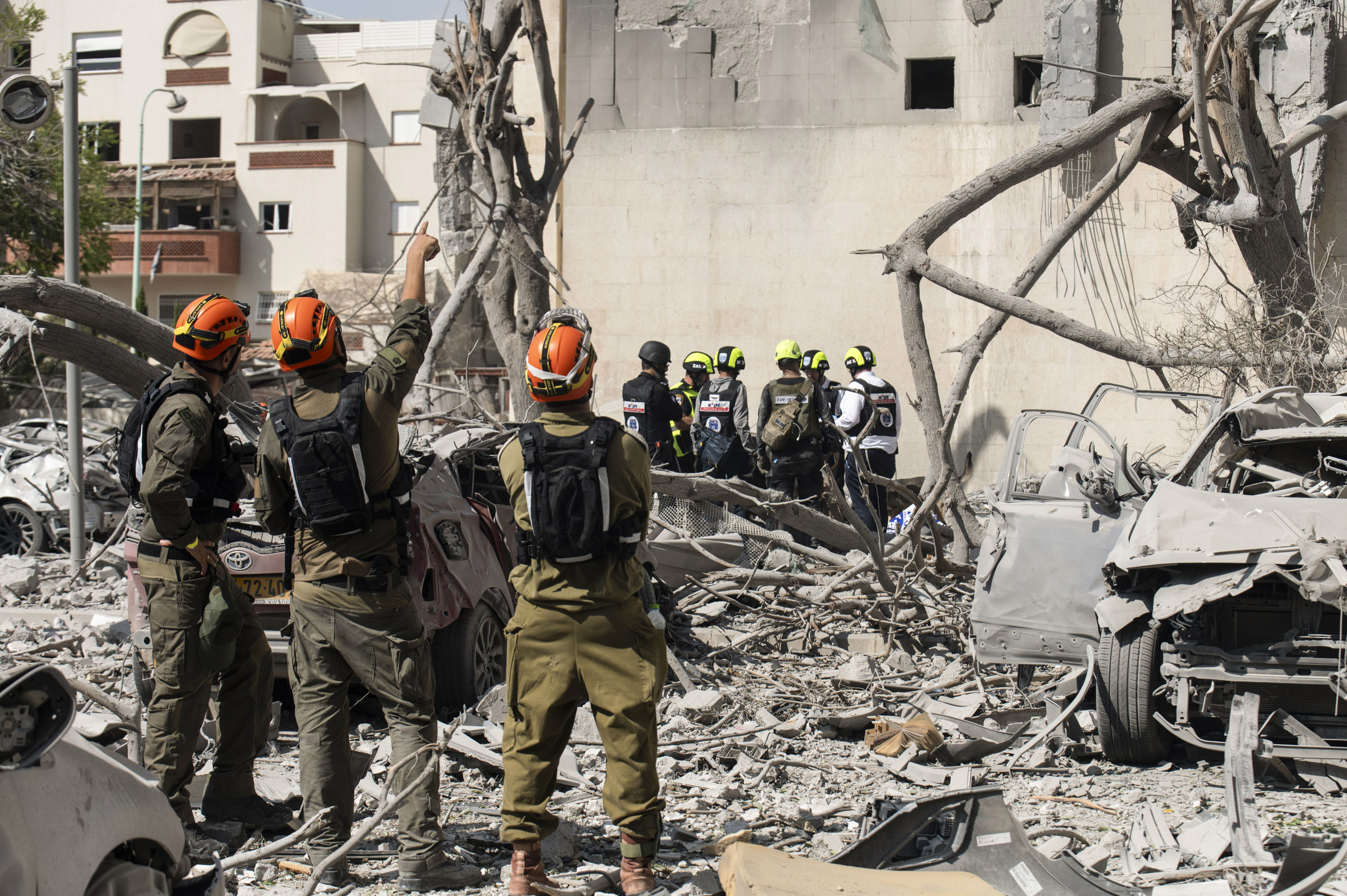 Un grup de bombers inspecciona els danys d'un atac iranià contra un edifici residencial a Beerxeba, al sud d'Israel, ahir (fotografia: Magda Gibelli/Efe).