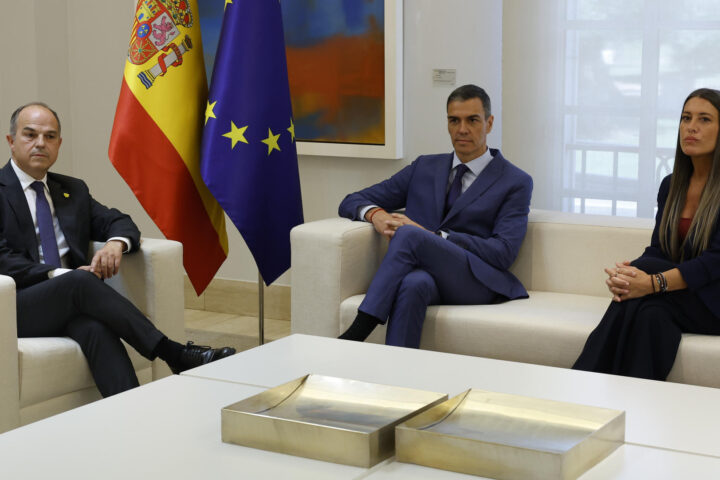 Pedro Sánchez, reunit amb Jordi Turull i Míriam Nogueras (fotografia: EFE / J.J. Guillén).