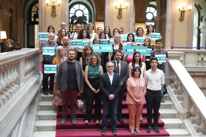 Fotografia conjunta al Parlament entre representants del PSC, ERC, Comuns i CUP amb la Xarxa d'Entitats pel Padró i després de signar el Pacte pel Padró.
