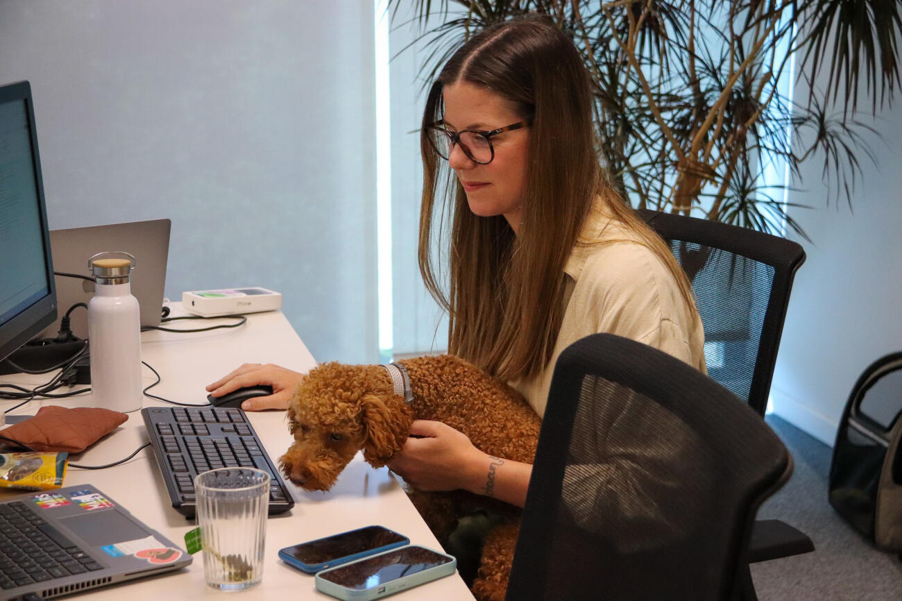 Carla Gómez i el seu gos, Roby, en una jornada de feina a les oficines de Mars a Barcelona (fotografia: ACN / Gigi Giulia van Leeuwen).