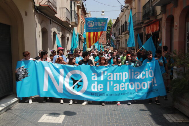 La manifestació contra l’ampliació de l’aeroport de Barcelona aplega més de 210 entitats