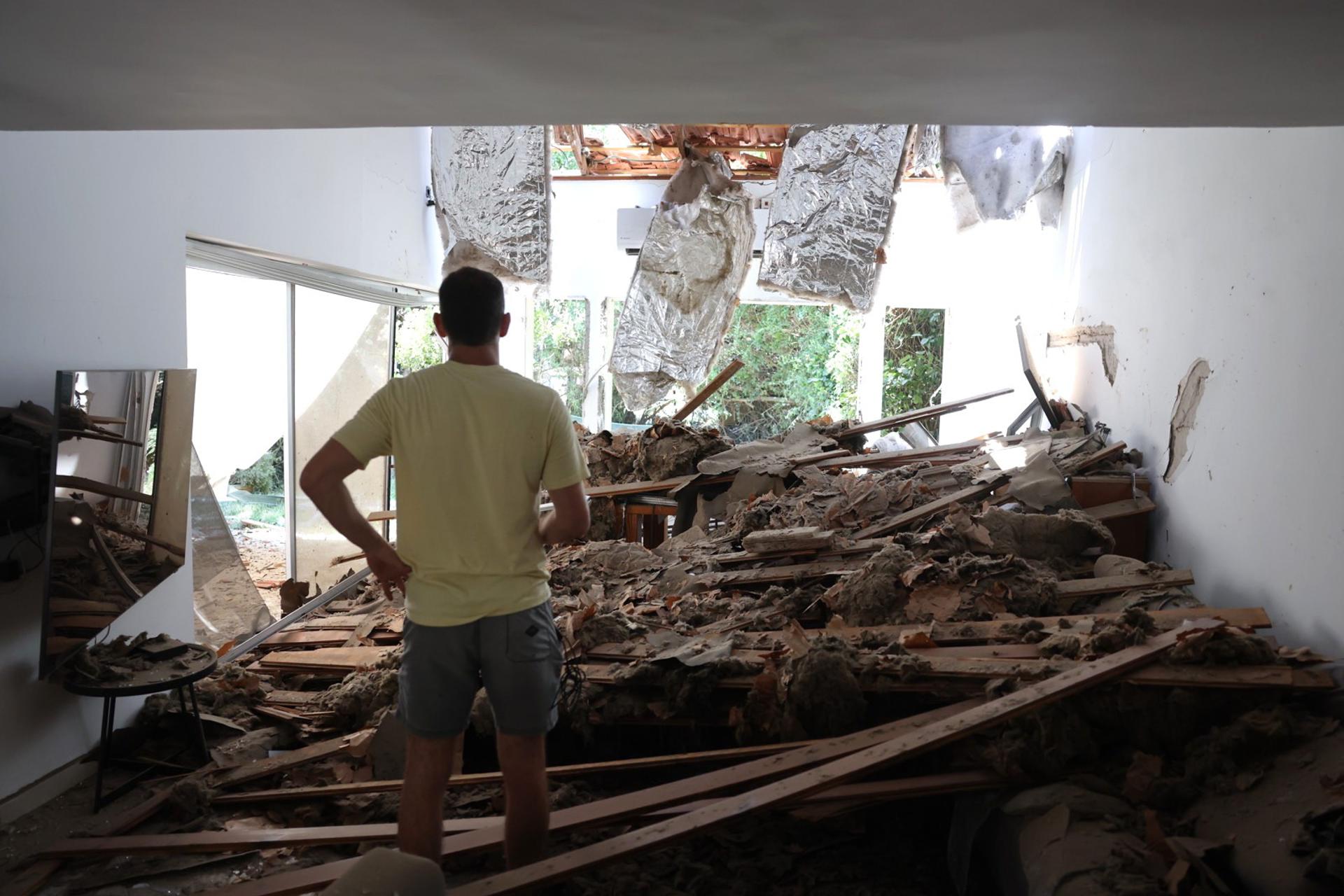 Imatge de l'impacte d'un mìssil iranià a Tel Aviv, aquest diumenge. (Fotografia: Abir Sultan)