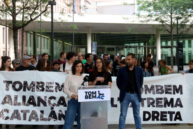 Deu militants de l’Esquerra independentista compareixen al jutjat per la destrossa d’una carpa d’Aliança Catalana
