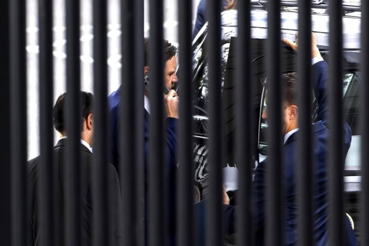 El vice-president dels Estats Units, JD Vance (al centre), surt de la Casa Blanca després que el president Donald Trump s’hi hagi reunit amb ell i amb membres del gabinet a la Sala de Situacions. Trump ha tornat abans d’hora de la cimera del G7 al Canadà per analitzar les opcions del seu govern davant l’escalada del conflicte entre l’Iran i Israel. Foto: Jim Lo Scalzo