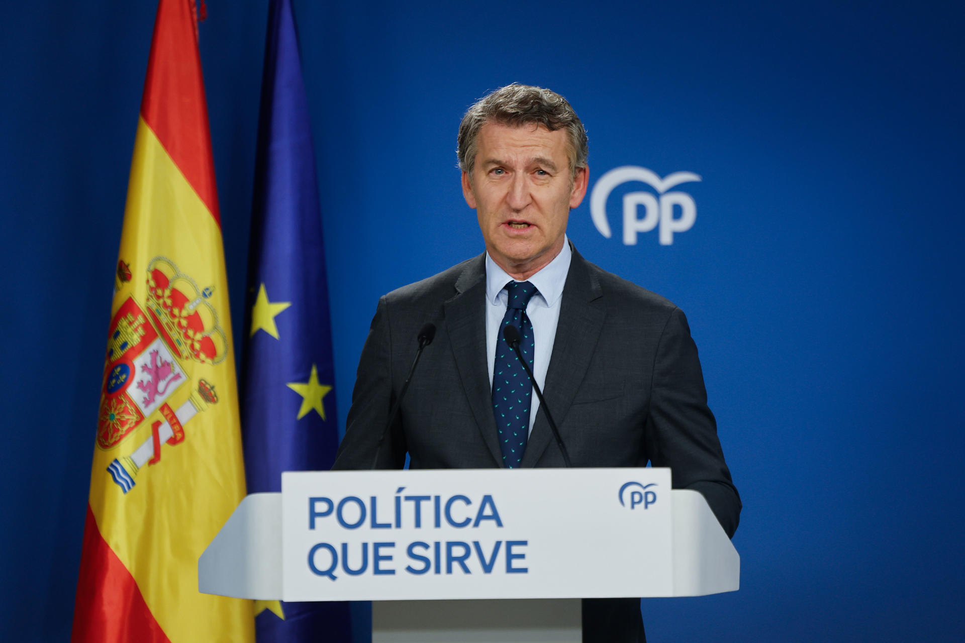 Alberto Núñez Feijóo a la seu del PP (fotografia: EFE/ Sergio Pérez).