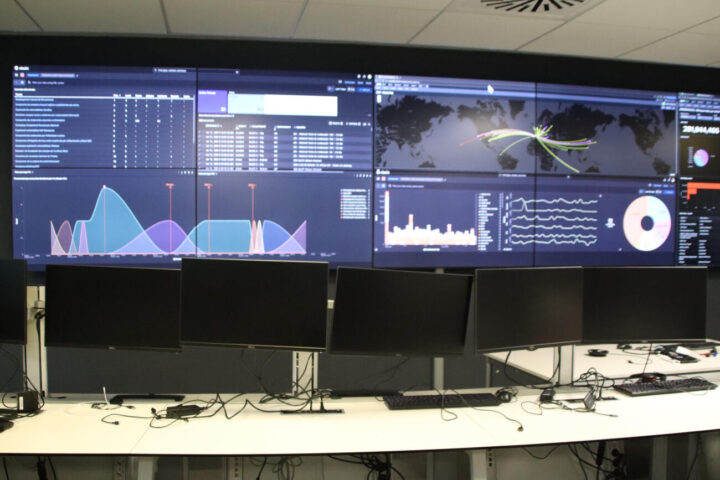 Diverses pantalles i ordinadors a l'Agència de Ciberseguretat de Catalunya.