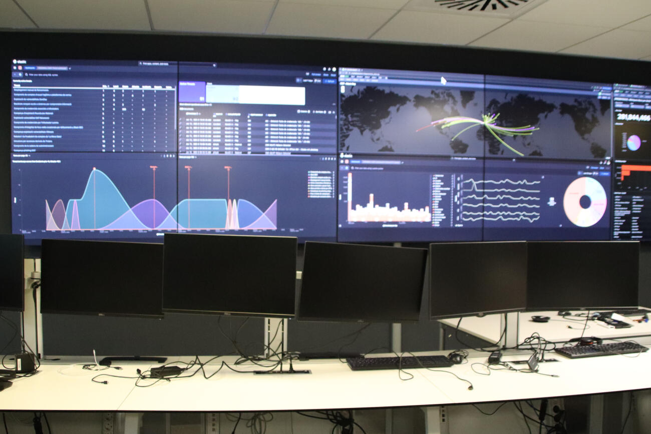Diverses pantalles i ordinadors a l'Agència de Ciberseguretat de Catalunya.