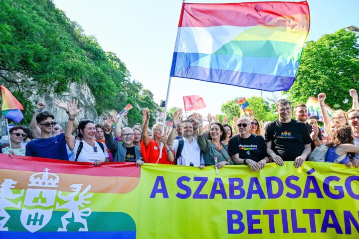 El batlle de Budapest, Gergely Karacsony, en la capçalera de la manifestació (fotografia: Szilard Koszticsak).