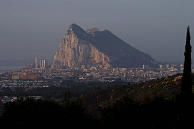 Espanya i el Regne Unit acorden de suprimir la tanca de Gibraltar i els controls fronterers