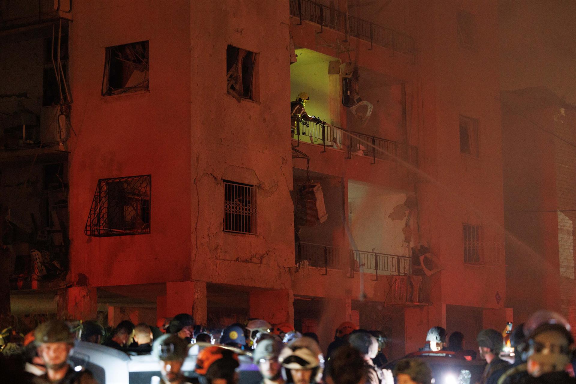 Equips de rescat treballen en un edifici afectat per un atac iranià a la ciutat israeliana de Haifa. Fotografia: Europa Press / JINI