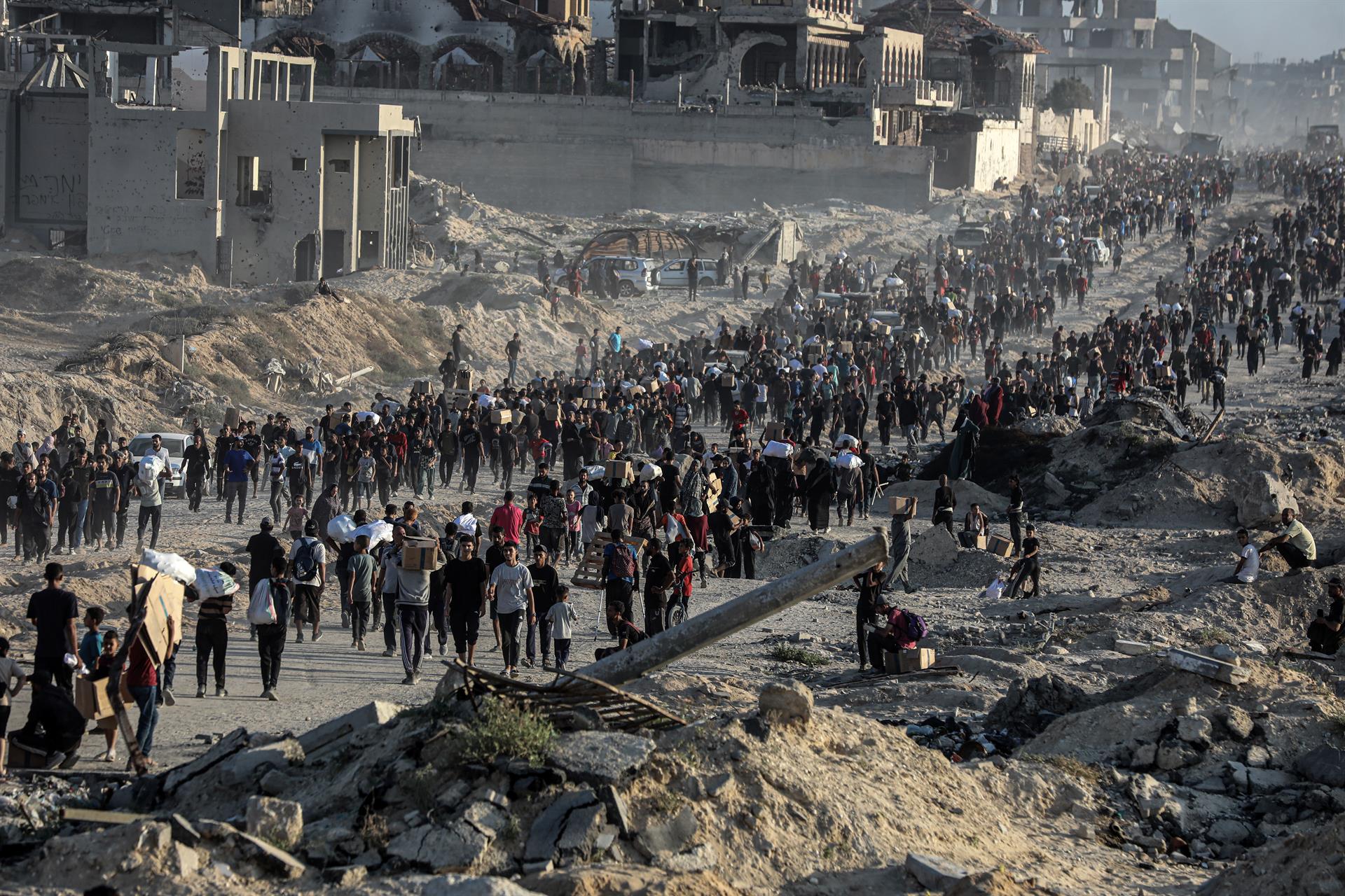 Imatge d'arxiu de palestines després d'haver rebut ajuda humanitària (fotografia: Europa Press / Contacto / Omar Ashtawy).