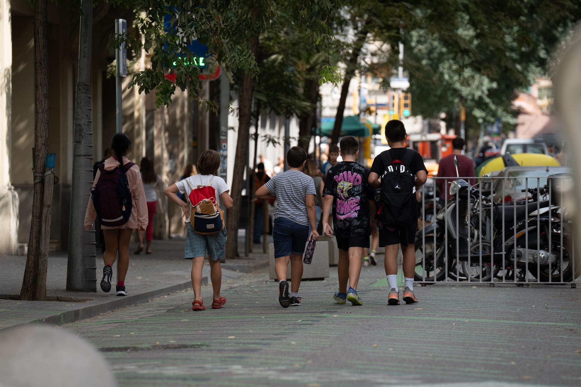 Diversos nens caminen a la sortida de l'escola a Barcelona, ​​en una imatge d'arxiu (fotografia: Europa Press / David Zorrakino).