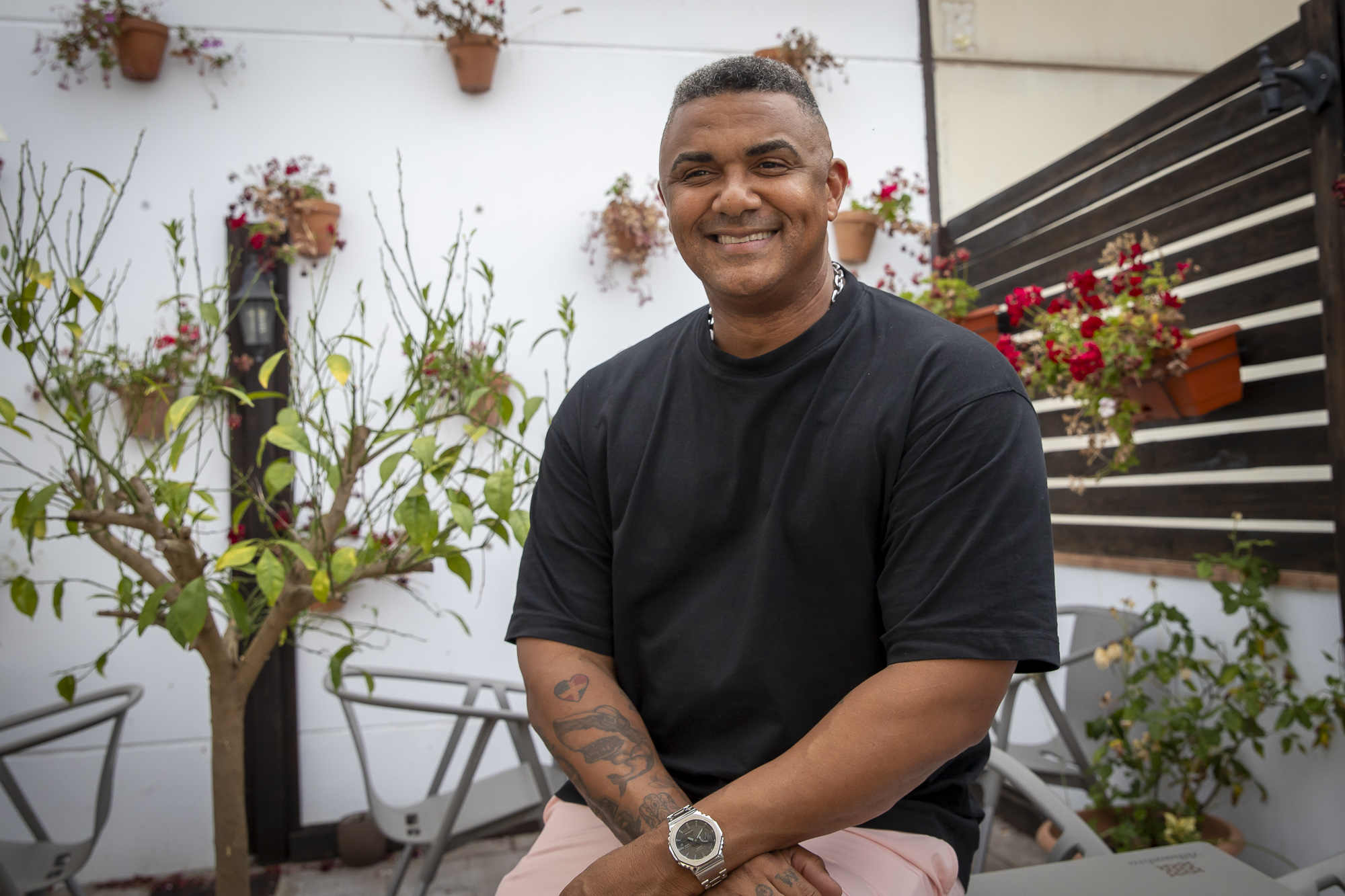 Henry Méndez, a la terrassa del seu restaurant, el Pati, a Sant Quirze del Vallès (fotografia: Albert Salamé).