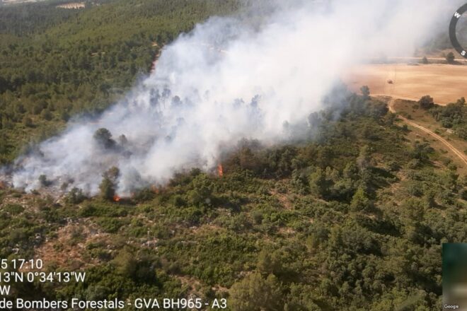 Incendi forestal a Bocairent, a prop de la serra de Mariola