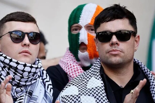 Mo Chara, del grup irlandès Kneecap, compareix a Londres acusat d’un delicte de terrorisme