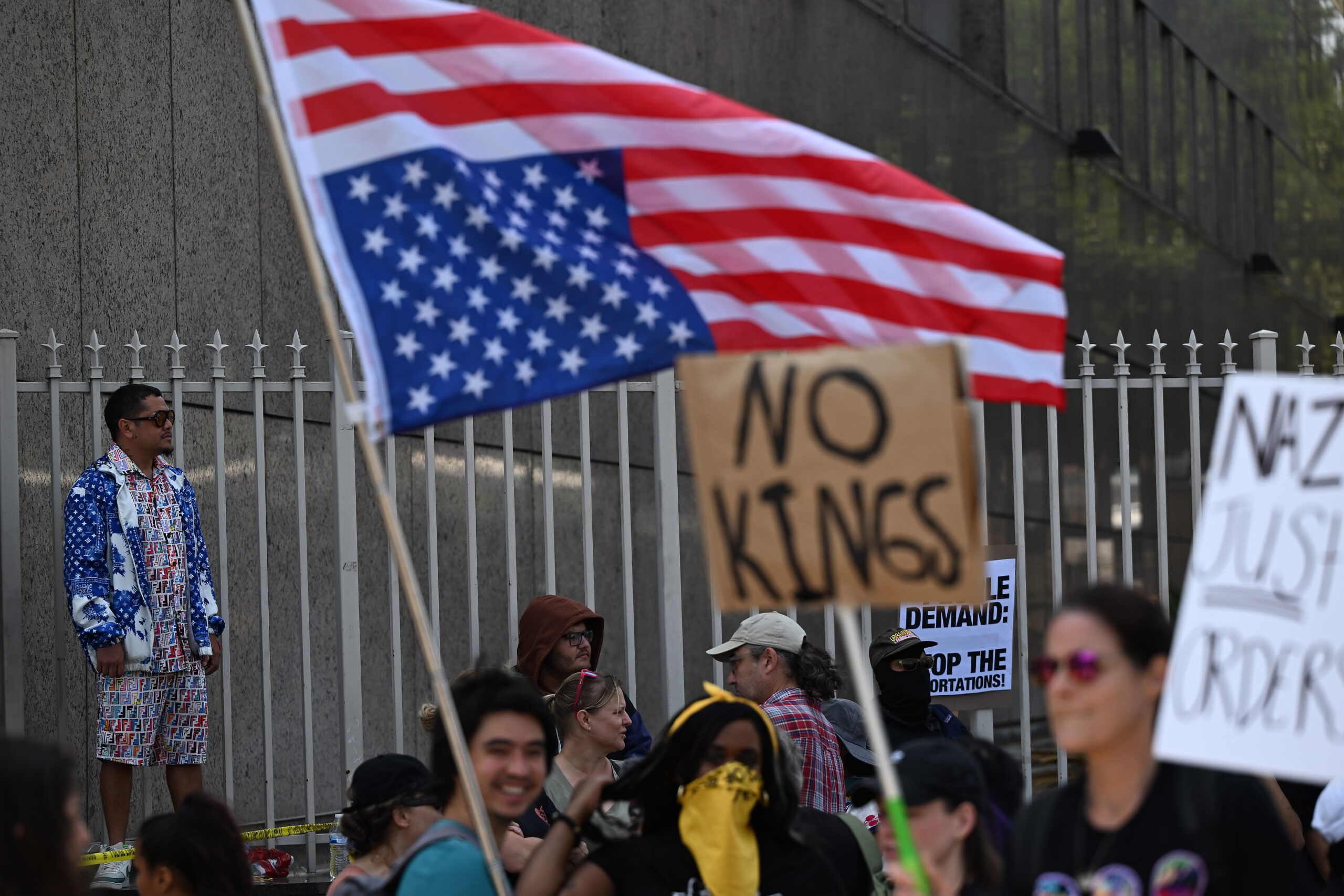 Un manifestant fa voleiar una bandera dels Estats Units al revés durant una protesta contra les batudes d'immigració a Los Angeles, aquesta setmana (fotografia: Joshua Lott/The Washington Post).