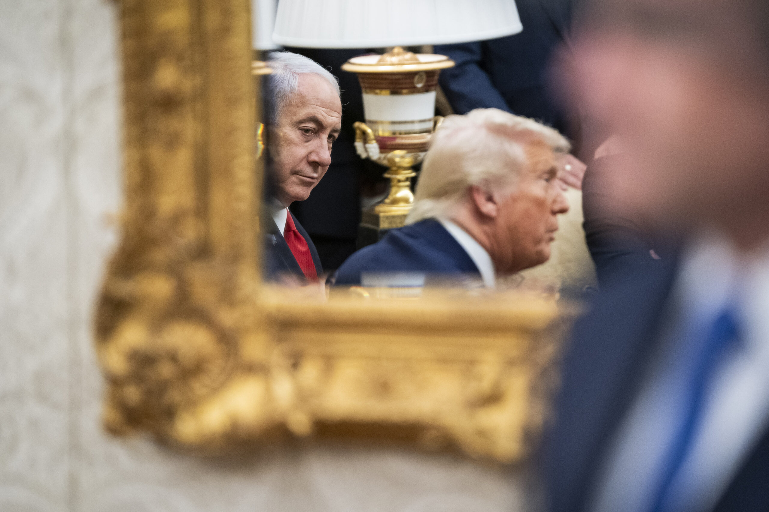 El primer ministre israelià, Benjamin Netanyahu (esquerra) i el president dels Estats Units, Donald Trump (centre), en la reunió que ambdós dirigents mantingueren al Despatx Oval de la Casa Blanca, el passat 7 d'abril (fotografia: Jabin Botsford/The Washington Post).