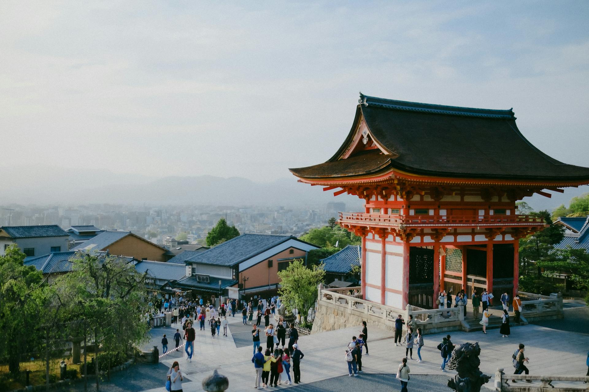 Turistes a l'entrada del temple budista Otowasan Kiyomizudera de Kyoto, al Japó (fotografia: Ayyeee Ayyeee/Pexels).