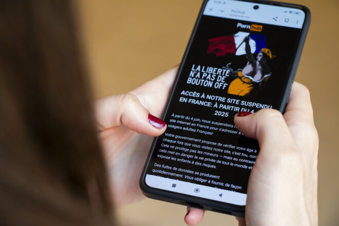 Brussel·les acusa quatre webs pornogràfiques d’incomplir la llei de protecció als menors