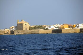 L'arribada a Tabarca des de la mar (fotografia: Prats i Camps).