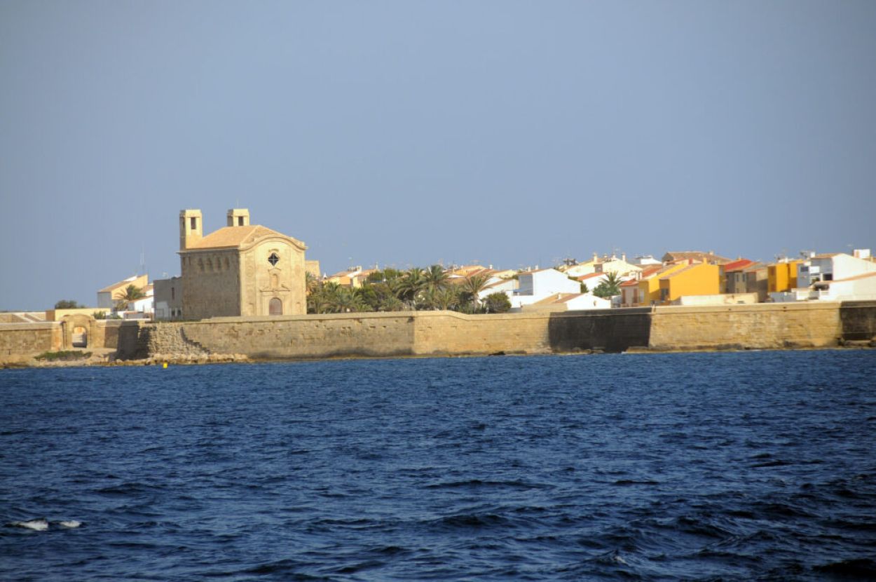 L'arribada a Tabarca des de la mar (fotografia: Prats i Camps).