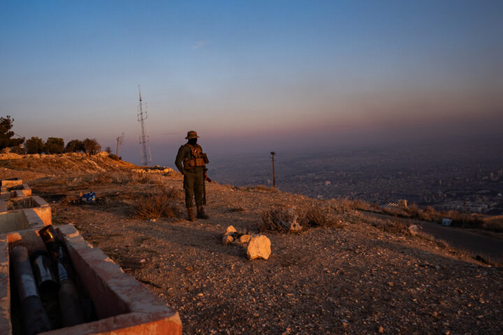 Un combatent, possiblement d'origen no sirià, fa guàrdia al cim del Djabal Kasiyun a Damasc, Síria (fotografia: Salwan Georges/The Washington Post).