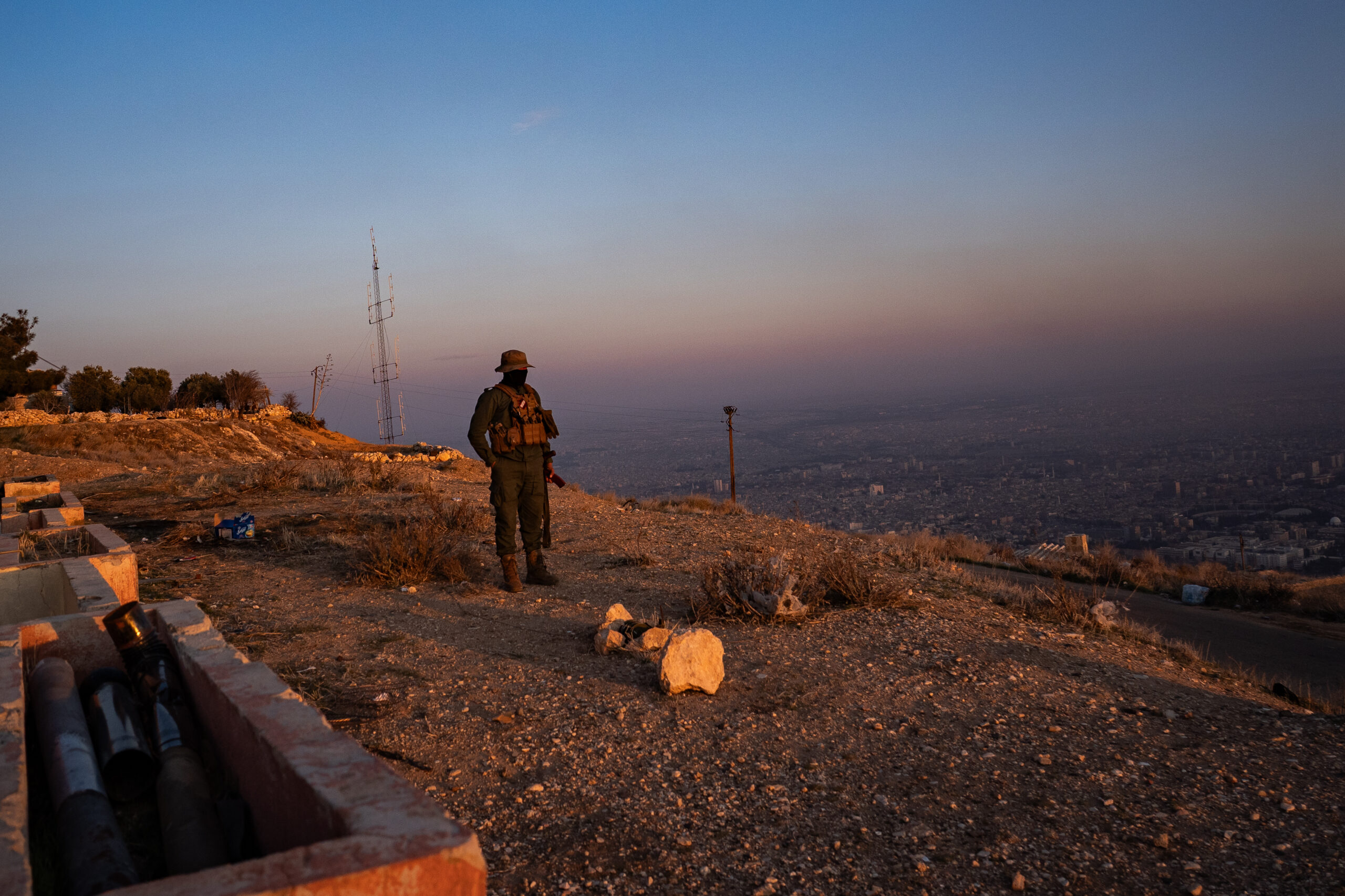 Un combatent, possiblement d'origen no sirià, fa guàrdia al cim del Djabal Kasiyun a Damasc, Síria (fotografia: Salwan Georges/The Washington Post).