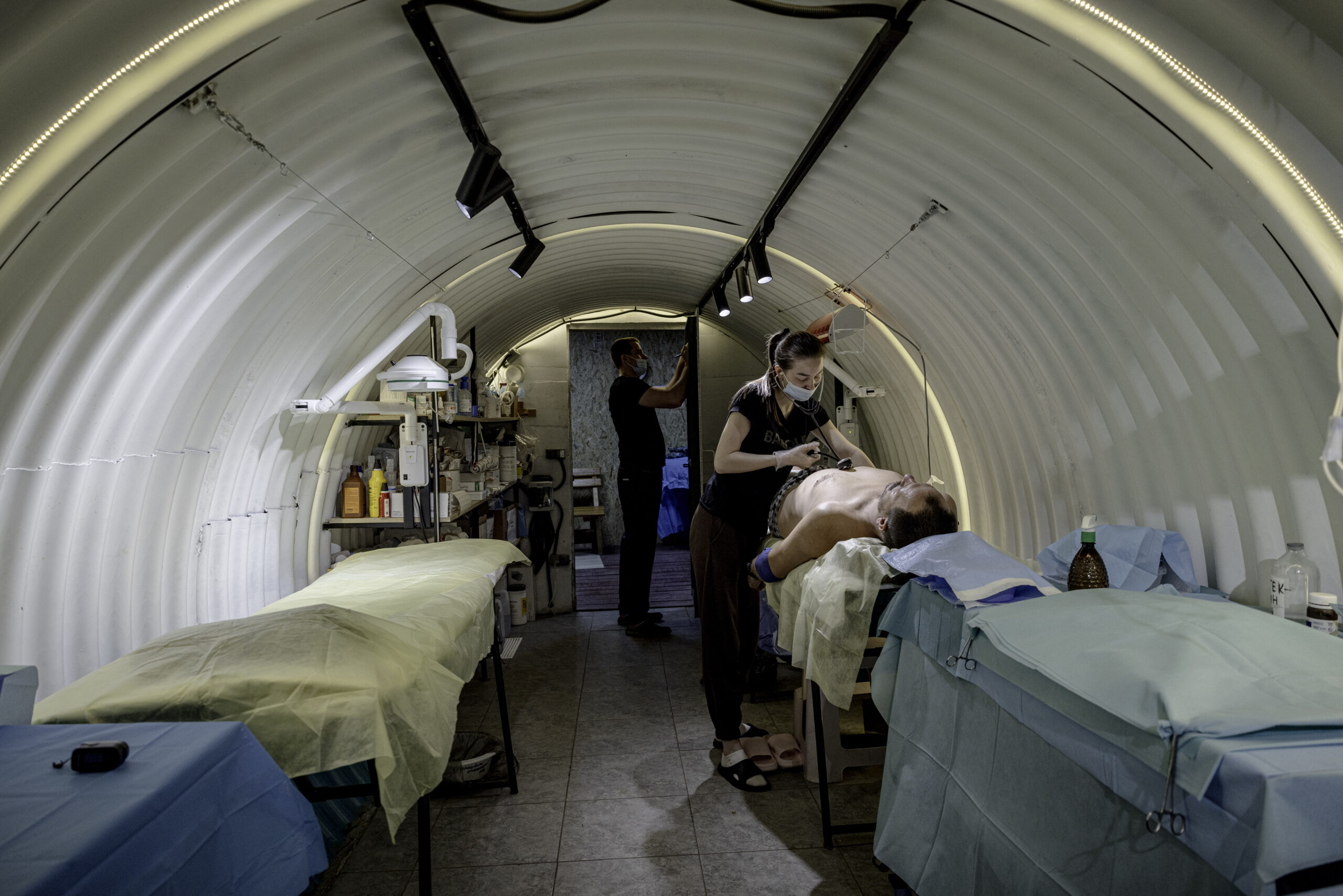 Un soldat és tractat de ferides de metralla a l'hospital ucraïnès subterrani, pròxim al front de l'est d'Ucraïna (fotografia: Serhiy Morgunov/The Washington Post).