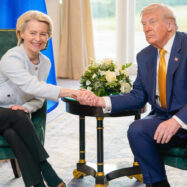 Trump clava un bon mastegot a una Europa acovardida
