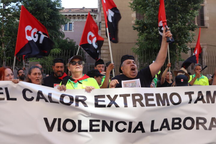 La germana i el cunyat de Montse Aguilar, la treballadora de la neteja de Barcelona que va morir poc després de completar la jornada en plena onada de calor, en una protesta convocada per la CGT, davant la seu de l'empresa FCC.