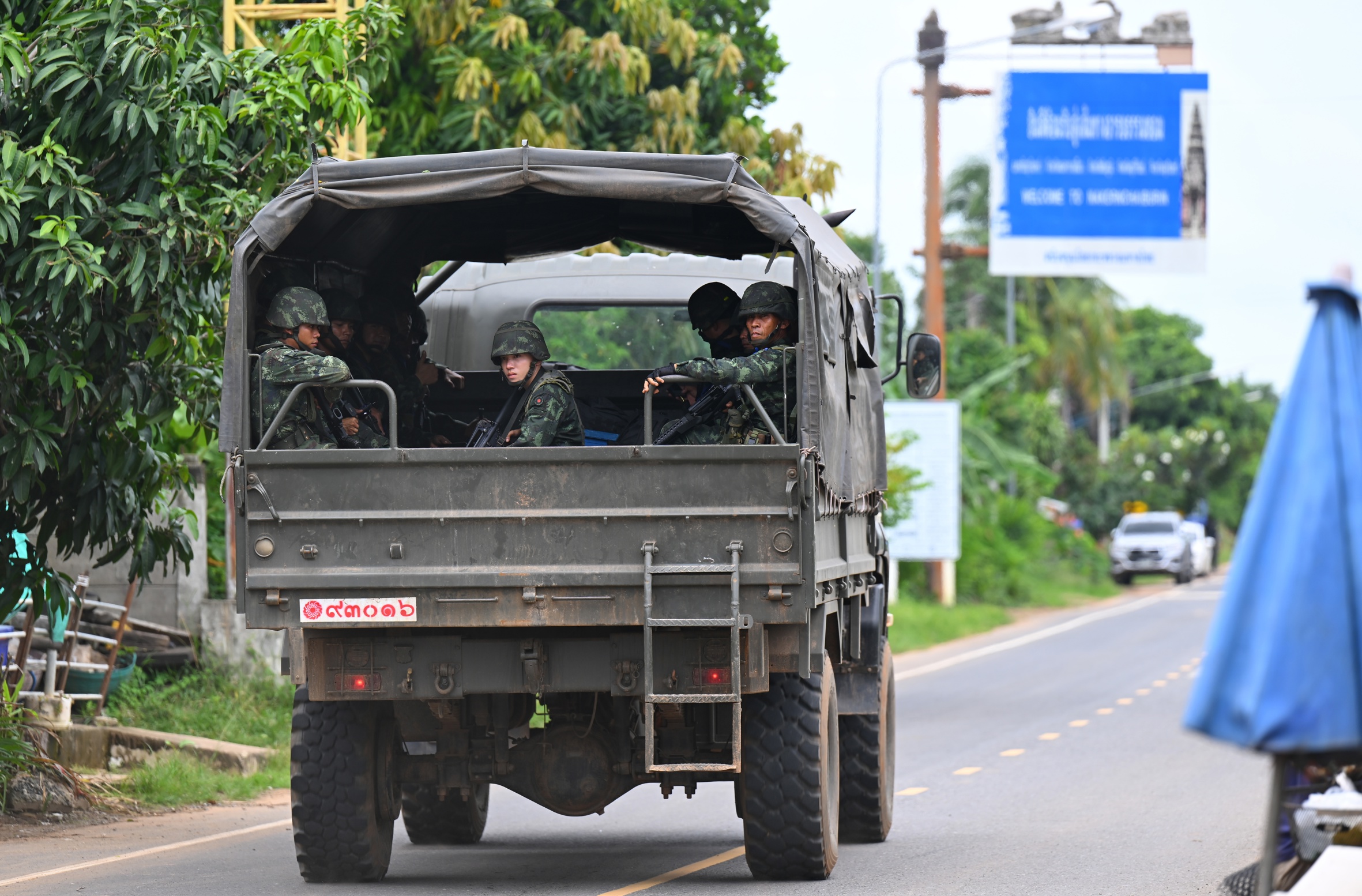 Soldats de l'exèrcit tailandès a la província tailandesa de Surin, fronterera amb Cambodja, ahir (fotografia: Kaikungwon Duanjumroon/Efe).