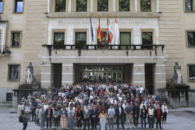 Més de 200 batlles i càrrecs electes bascs planten cara a la justícia espanyola per defensar l’èuscar