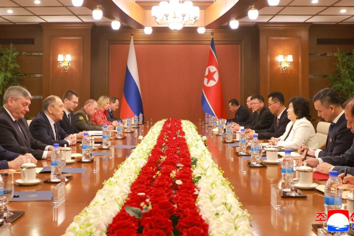Les delegacions diplomàtiques de Rússia (esquerra) i Corea del Nord (dreta), durant la trobada d'alt nivell a Corea del Nord de dissabte proppassat (fotografia: KCNA/Efe).