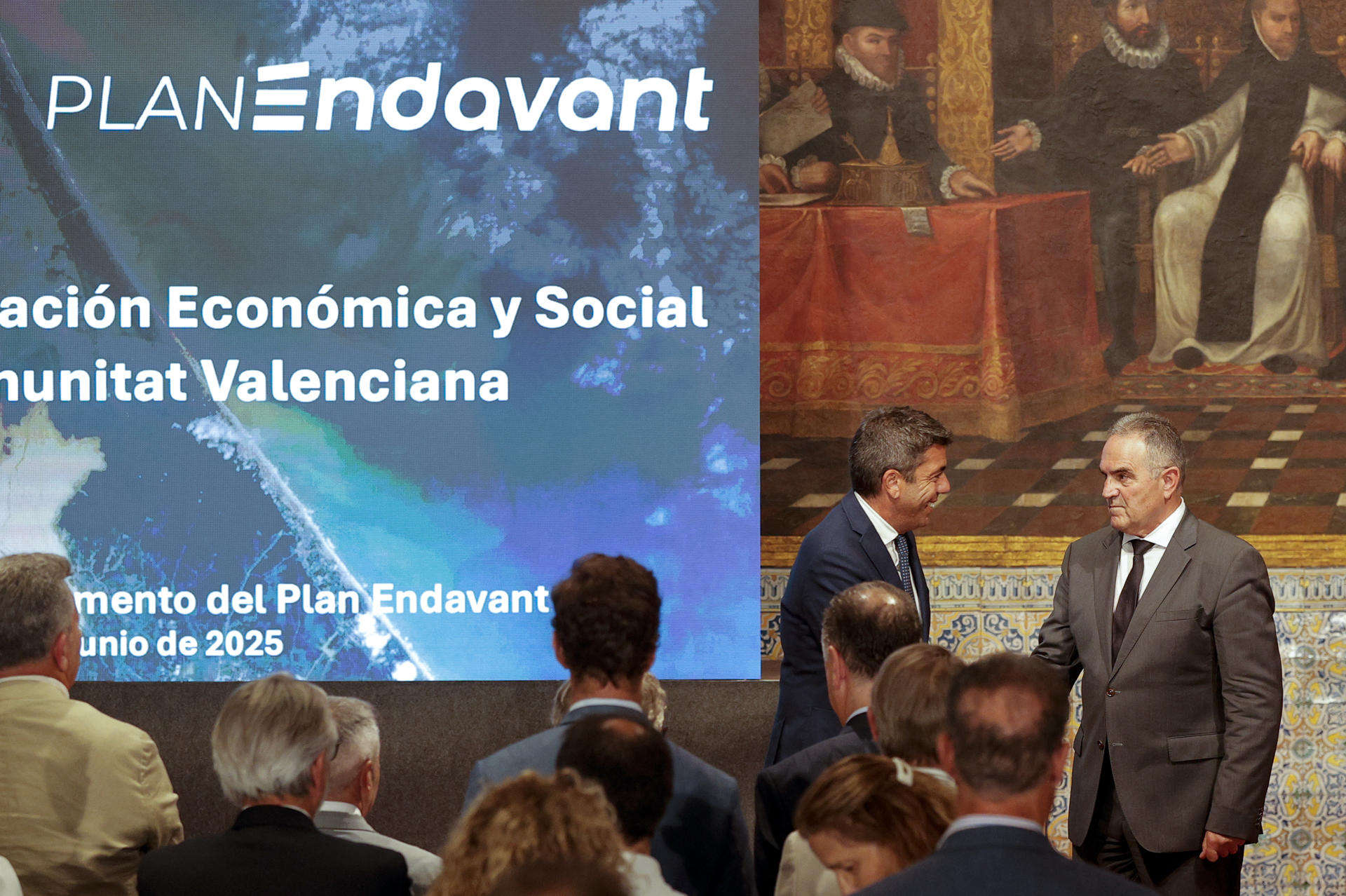 Carlos Mazón i Gan Pampols en la presentació del pla endavant al Palau de la Generalitat (fotografia: EFE / Manuel Bruque)