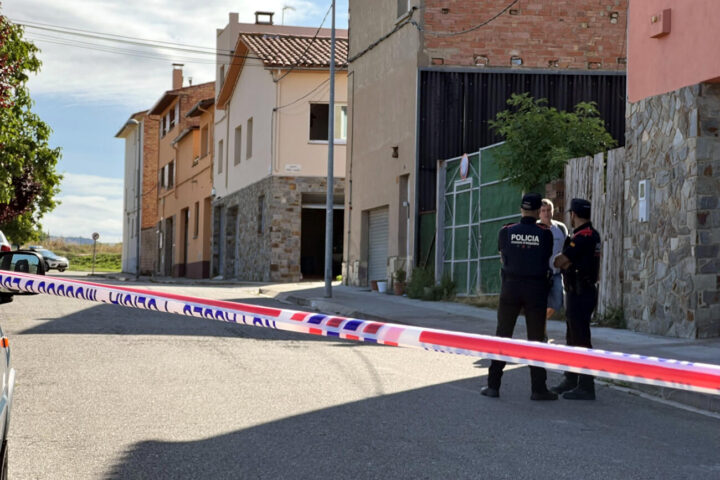 El Mossos d'Esquadra treballen a la casa on hi ha hagut el tiroteig (fotografia: ACN / Lourdes Casademon).
